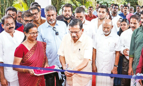 കേരള മെഡിക്കല് കോളജ് ആശുപത്രിയില് അത്യാഹിത വിഭാഗം പ്രവര്ത്തനമാരംഭിച്ചു കേരള മെഡിക്കല് കോളജ് ആശുപത്രിയില് അത്യാഹിത വിഭാഗം പ്രവര്ത്തനമാരംഭിച്ചു