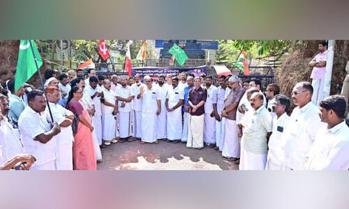 ഇരട്ടക്കൊലപാതകം: പ്രതി മണികണ്ഠൻ രാജിവെക്കണം; കോൺഗ്രസ് ബ്ലോക്ക് ഓഫിസ് മാർച്ച്