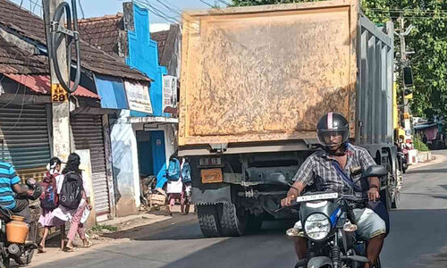സ്കൂൾ സമയം ചീറിപ്പാഞ്ഞ് ടിപ്പറുകൾ സ്കൂൾ സമയം ചീറിപ്പാഞ്ഞ് ടിപ്പറുകൾ