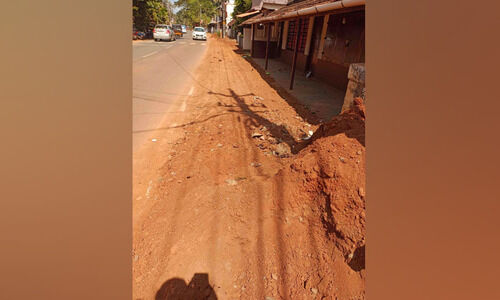 പൈ​പ്പി​ട​ൽ പ്ര​വ​ൃത്തി​ക​ൾ നീ​ളു​ന്നു: മ​ണ്ണൂ​രി​ൽ മ​ണ്ണ് തി​ന്നും ശ്വ​സി​ച്ചും യാ​ത്ര​ക്കാ​ർ ദു​രി​ത​ത്തി​ൽ