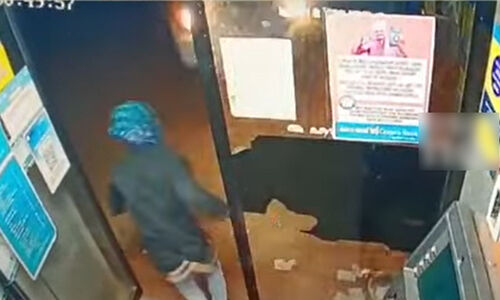 ഇലവെച്ച് സി.സി.ടിവി കാമറ മറച്ചു, തൂവാല കൊണ്ട് മുഖവും; പക്ഷേ, എല്ലാ നീക്കവും പൊളിച്ച് കുതിച്ചെത്തി പൊലീസ് ജീപ്പ്, ജീവനുംകൊണ്ടോടി എ.ടി.എം മോഷ്ടാവ്