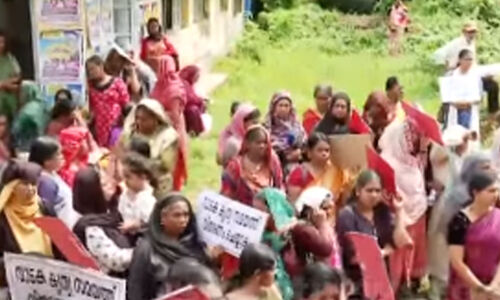 സർക്കാർ പ്രഖ്യാപിച്ച വാടക കൃത്യമായി ലഭിക്കുന്നില്ല -മുണ്ടക്കൈ ദുരന്തബാധിതർ പ്രതിഷേധവുമായി തെരുവിൽ സർക്കാർ പ്രഖ്യാപിച്ച വാടക കൃത്യമായി ലഭിക്കുന്നില്ല -മുണ്ടക്കൈ ദുരന്തബാധിതർ പ്രതിഷേധവുമായി തെരുവിൽ