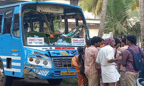 ഓടിക്കൊണ്ടിരുന്ന ബസിന്റെ ചില്ല് തകർന്നുവീണു ഓടിക്കൊണ്ടിരുന്ന ബസിന്റെ ചില്ല് തകർന്നുവീണു