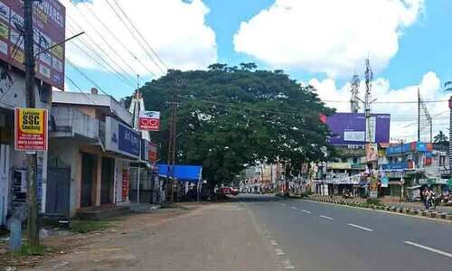 സ്വകാര്യ ബസുകൾ ചാത്തന്നൂർ ജങ്ഷനിൽ എത്തുന്നില്ല; ജനങ്ങൾക്ക് യാത്രാ ദുരിതം സ്വകാര്യ ബസുകൾ ചാത്തന്നൂർ ജങ്ഷനിൽ എത്തുന്നില്ല; ജനങ്ങൾക്ക് യാത്രാ ദുരിതം