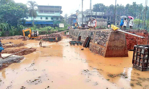 പൊട്ടിപ്പൊളിഞ്ഞ് റോഡുകളും പാലവും