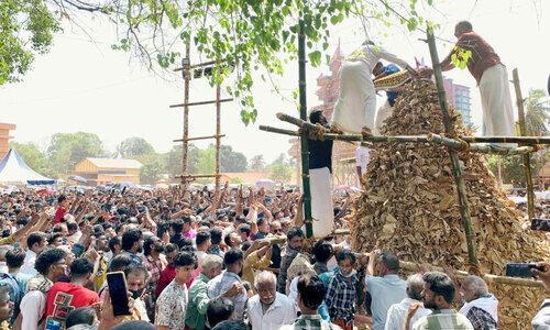 കു​തി​ര​ക്കോ​ല​ങ്ങ​ൾ​ ത​ല​യ​ണി​ഞ്ഞു , ചി​ന​ക്ക​ത്തൂ​ർ പൂ​ര​മ​ഹോ​ത്സ​വം ഇ​ന്ന്