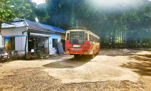 ഗ​താ​ഗ​ത മ​ന്ത്രി അ​റി​യാ​ൻ...; ക​ണ്ട​ന​കം സ്റ്റേ​ഷ​ൻ മാ​സ്റ്റ​ർ ഓ​ഫി​സ് പൂ​ട്ടി​യി​ട്ട് ഒ​രു​വ​ർ​ഷം