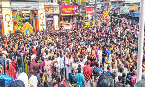 പേട്ടതുള്ളൽ; ജനസാഗരമായി എരുമേലി