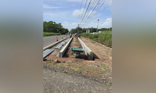 സിന്തറ്റിക് ടർഫിന്റെ പാർക്കിങ് കവരുന്ന നടപ്പാത വിവാദത്തിൽ