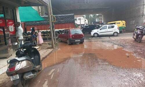 വെ​ള്ള​ക്കെ​ട്ടി​ൽ സ്കൂ​ൾ റോ​ഡ്​