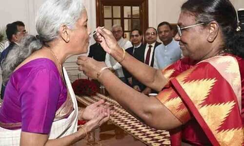 സാ​രി​യി​ലും തി​ള​ങ്ങി​യ​ത് ആ​ന്ധ്രാ​പ്രേ​മം; ദ​ഹി ചീ​നി കഴിച്ച് ധനമന്ത്രിയെത്തിയത് മം​ഗ​ൾ​ഗി​രി സാ​രിയിൽ