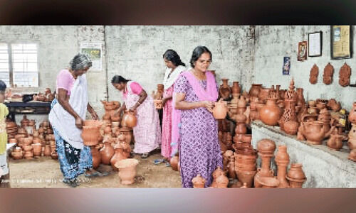 തട്ടീം മുട്ടീം കഴിയാൻ ഇനിയും  മൺപാത്രങ്ങളുണ്ടാകും