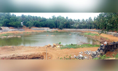 ക​യി​ലി​യാ​ട് ക​വ​ണി​ക്കു​ളം പു​തു​മോ​ടി​യി​ലേ​ക്ക്