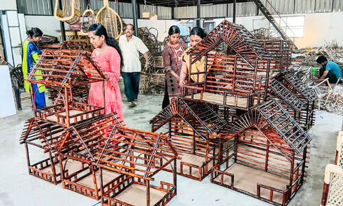 ക്രിസ്​മസ്​ പുൽക്കൂട് ഒന്നല്ല, ഒരായിരം; അ​സ​മി​ൽ ​നി​ന്ന്​ ചൂ​ര​ൽ എ​ത്തി​ച്ചാ​ണ് നി​ർ​മാ​ണം