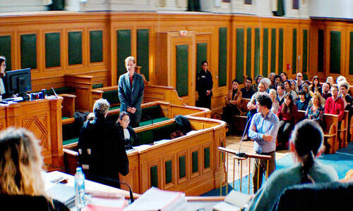 കോടതി മുറിയിൽ ഒരു കുടുംബം കോടതി മുറിയിൽ ഒരു കുടുംബം