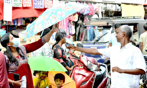 കാലത്തിന്റെ കുടമാറ്റം; മാറ്റത്തിന്റെ മഴക്കോട്ട് കാലത്തിന്റെ കുടമാറ്റം; മാറ്റത്തിന്റെ മഴക്കോട്ട്