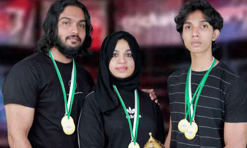 പഞ്ചഗുസ്തിയിൽ സ്വർണം നേടി മാതാവും മക്കളും