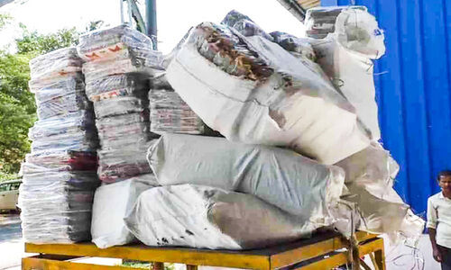 അനധികൃതമായി സൂക്ഷിച്ച പ്ലാസ്റ്റിക് ഉൽപന്നങ്ങൾ പിടികൂടി