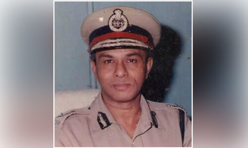 തലകുനിക്കാത്ത ഓഫിസര് തലകുനിക്കാത്ത ഓഫിസര്