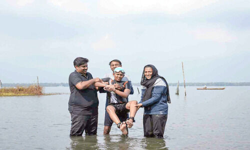 വേമ്പനാട്ടുകായൽ നീന്തിക്കടന്ന്​ ഏഴാം ക്ലാസുകാരൻ
