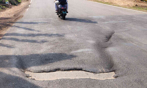 മൂന്നുതവണ കുഴിയടച്ചിട്ടും റോഡ് തകർന്നു; വാ​ഹ​ന​ങ്ങ​ൾ​ക്ക് അ​പ​ക​ട​ക്കെ​ണി
