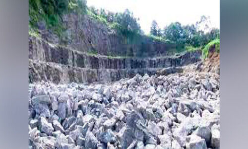 കിഴക്കൻ മലകൾ തുരന്നെടുക്കാൻ പാറമടലോബി