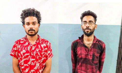 പുതുവർഷം ആഘോഷിക്കാൻ മയക്കുമരുന്നുമായി എത്തി; രണ്ടുപേർ പിടിയിൽ പുതുവർഷം ആഘോഷിക്കാൻ മയക്കുമരുന്നുമായി എത്തി; രണ്ടുപേർ പിടിയിൽ