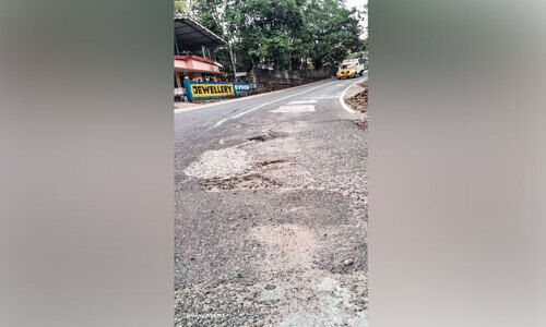 നവീകരിച്ചിട്ട് ഒരുവർഷം; പൈപ്പ് പൊട്ടി ഓയൂർ - കാറ്റാടി റോഡ് തകർന്നത് 10 തവണ നവീകരിച്ചിട്ട് ഒരുവർഷം; പൈപ്പ് പൊട്ടി ഓയൂർ - കാറ്റാടി റോഡ് തകർന്നത് 10 തവണ