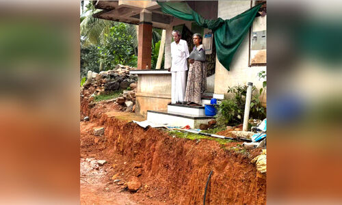 കു​നി​യി​ൽ റോ​ഡി​ലെ കൈ​യേ​റ്റം ഒ​ഴി​പ്പി​ച്ചു; വീ​ട്ടി​ൽ​നി​ന്ന് പു​റ​ത്തി​റ​ങ്ങാ​ൻ ക​ഴി​യാ​തെ വ​യോ​ധി​ക ദ​മ്പ​തി​ക​ൾ