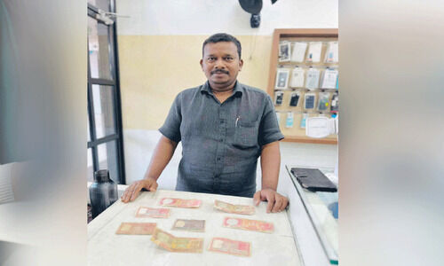 മൻമോഹൻ സിങ് ഒപ്പുവെച്ച നോട്ടുകളുമായി സി.കെ.ആർ. ഇണ്ണിപ്പ