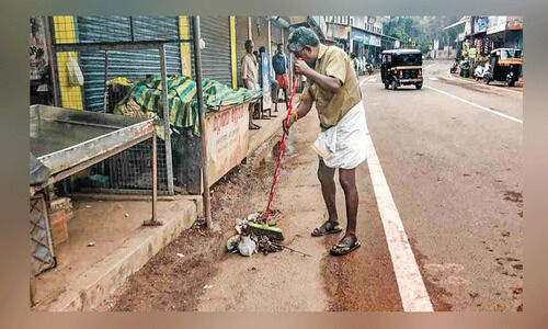 ഫാ​റൂ​ഖ് ന​ഗ​ർ അ​ങ്ങാ​ടി ‘തി​ള​ങ്ങു​ന്നു’, മോ​ഹ​ന​ന്റെ കൈ​ക​ളി​ൽ