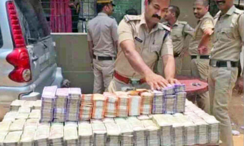 എളേറ്റിൽ വട്ടോളിയിൽ രേഖകളില്ലാതെ കടത്തിയ നാലുകോടി രൂപ പിടികൂടി എളേറ്റിൽ വട്ടോളിയിൽ രേഖകളില്ലാതെ കടത്തിയ നാലുകോടി രൂപ പിടികൂടി