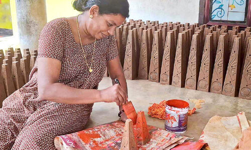 നിറം മങ്ങാതെ കൊടകരയുടെ തൃക്കാക്കരയപ്പന് പെരുമ നിറം മങ്ങാതെ കൊടകരയുടെ തൃക്കാക്കരയപ്പന് പെരുമ