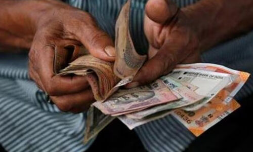 വേതനം തുച്ഛം, കിട്ടുന്നുമില്ല; ചന്ദനക്കാടുകളിൽ ദുരിത ജീവിതംപേറി ദിവസക്കൂലി വാച്ചർമാർ വേതനം തുച്ഛം, കിട്ടുന്നുമില്ല; ചന്ദനക്കാടുകളിൽ ദുരിത ജീവിതംപേറി ദിവസക്കൂലി വാച്ചർമാർ