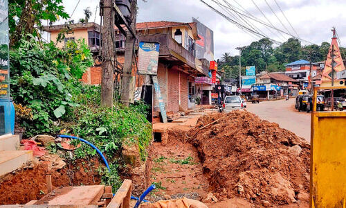 കേ​ണി​ച്ചി​റ ടൗ​ണി​ൽ വ​ഴിമു​ട​ക്കി ട്രാ​ൻ​സ്ഫോ​ർമ​ർ