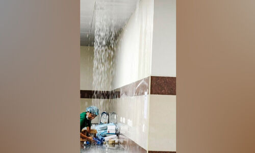 മെഡിക്കൽ കോളജ്​; പൈപ്പ് പൊട്ടി സി.എസ്.ആർ മുറിയിൽ വെള്ളക്കെട്ട്