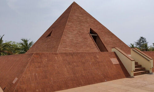 ഈജിപ്ഷ്യൻ പിരമിഡ് മാതൃകയിൽ ഒരു ക്ഷേത്രം; പോണ്ടിച്ചേരിയിൽ വരുന്നവർ തീർച്ചയായും സന്ദർശിക്കേണ്ടയിടം