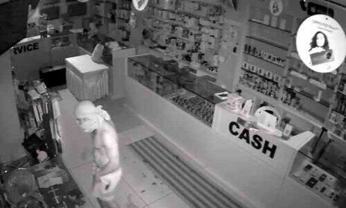 മൊബൈൽ ഷോപ്പിൽ മോഷണം; നാല് ലക്ഷം രൂപയുടെ ഫോണുകൾ കവർന്നു മൊബൈൽ ഷോപ്പിൽ മോഷണം; നാല് ലക്ഷം രൂപയുടെ ഫോണുകൾ കവർന്നു