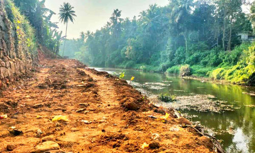 പൂനൂർ പുഴ കൈയേറി അനധികൃത റോഡ് നിർമാണം പൂനൂർ പുഴ കൈയേറി അനധികൃത റോഡ് നിർമാണം