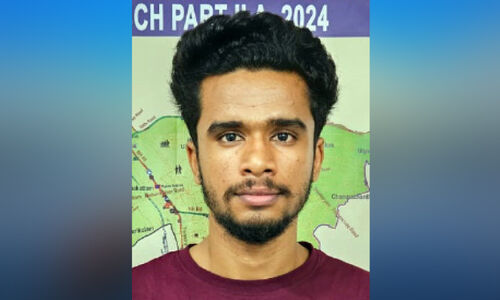 ഹണി ട്രാപ്പിലൂടെ ആഡംബര കാറും പണവും തട്ടിയ പ്രതികളിൽ ഒരാൾ പിടിയിൽ ഹണി ട്രാപ്പിലൂടെ ആഡംബര കാറും പണവും തട്ടിയ പ്രതികളിൽ ഒരാൾ പിടിയിൽ