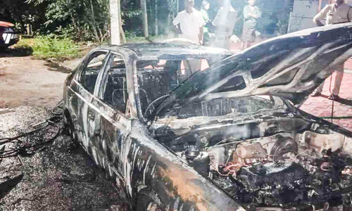 ഭാര്യയോട് വഴക്കിട്ട് കാറിന് തീയിട്ട് ഭർത്താവ് ഭാര്യയോട് വഴക്കിട്ട് കാറിന് തീയിട്ട് ഭർത്താവ്