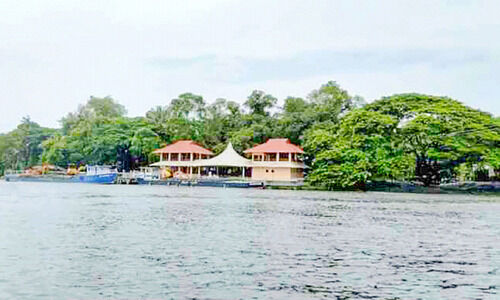 വേലിയേറ്റം: അരൂക്കുറ്റിയിലെ തീരപ്രദേശം വെള്ളക്കെട്ടിൽ വേലിയേറ്റം: അരൂക്കുറ്റിയിലെ തീരപ്രദേശം വെള്ളക്കെട്ടിൽ