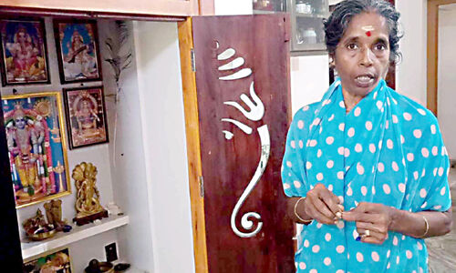 വീ​ട്ടി​ൽ ക​യ​റി വീ​ട്ട​മ്മ​യു​ടെ മാ​ല പൊ​ട്ടി​ച്ചു, പൂ​ട്ടി​യി​ട്ട വീ​ട് തു​റ​ന്ന് ക​മ്മ​ല്‍ ക​വ​ര്‍ന്നു; ഗുരുവായൂരില്‍ രണ്ട് വീടുകളില്‍ മോഷണം