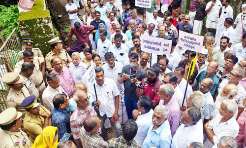 നെല്ലിന്റെ പണം വിതരണം ചെയ്യാൻ വൈകി; കൃഷി ഓഫിസിലേക്ക് കർഷകർ മാർച്ച് നടത്തി നെല്ലിന്റെ പണം വിതരണം ചെയ്യാൻ വൈകി; കൃഷി ഓഫിസിലേക്ക് കർഷകർ മാർച്ച് നടത്തി