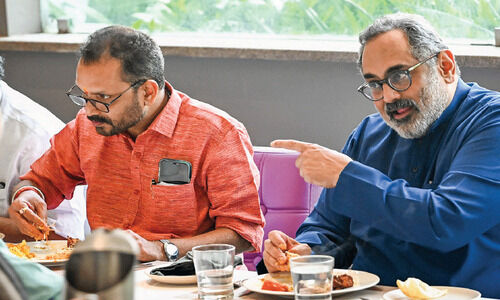 രാജീവ് ചന്ദ്രശേഖറിനെ മുന്നിൽ നിർത്തി ബിജെപിയുടെ പുതുമുഖ പരീക്ഷണം; നിരാശ മറയ്ക്കാനാകാതെ ശോഭ സുരേന്ദ്രൻ