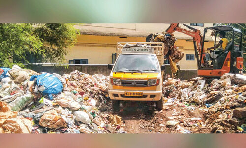 കീ​ഴാ​റ്റൂ​ർ പ​ഞ്ചാ​യ​ത്ത് ഓ​ഫി​സ് പ​രി​സ​ര​ത്ത്​ കൂ​ട്ടി​യി​ട്ട മാ​ലി​ന്യം നീ​ക്കി