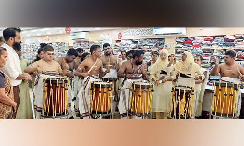 പരിമിതികളിൽ തളരാതെ നാടിൻറെ താളമാകാൻ ഇവർ