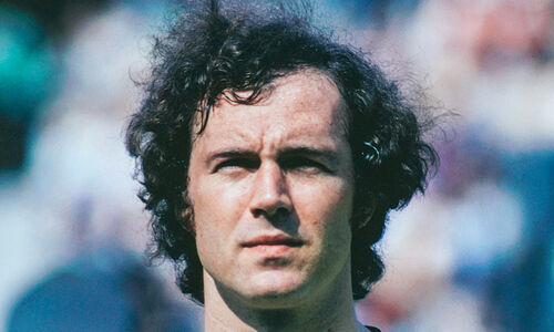 കിരീടവും ചെങ്കോലുമില്ലാതെ ജനഹൃദയങ്ങളിലേക്ക് നടന്നുകയറിയ ചക്രവർത്തി കിരീടവും ചെങ്കോലുമില്ലാതെ ജനഹൃദയങ്ങളിലേക്ക് നടന്നുകയറിയ ചക്രവർത്തി