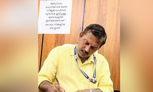 ‘അനുവാദം ചോദിക്കാതെ തന്നെ ഇരിക്കാം’ മാതൃകയായി ചെർപ്പുളശ്ശേരി വില്ലേജ് ഓഫിസ് ‘അനുവാദം ചോദിക്കാതെ തന്നെ ഇരിക്കാം’ മാതൃകയായി ചെർപ്പുളശ്ശേരി വില്ലേജ് ഓഫിസ്