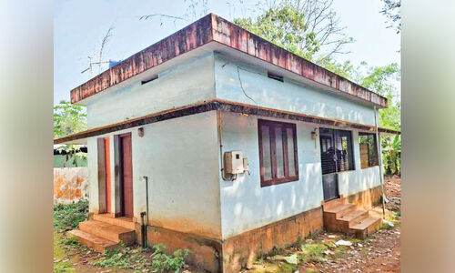 മൂർക്കനാട് പഞ്ചായത്ത് പകൽ വീടിന് ചിതലരിക്കുന്നു മൂർക്കനാട് പഞ്ചായത്ത് പകൽ വീടിന് ചിതലരിക്കുന്നു